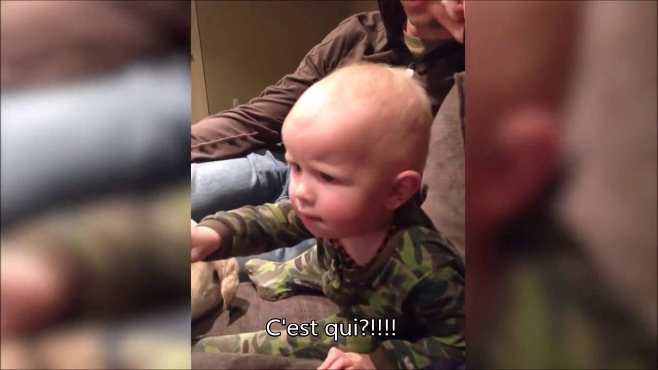 Ce gamin est à fond devant son film favoris... Tellement drole