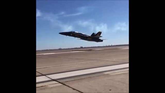 Un avion de chasse fait un rase motte à quelques mètres du sol