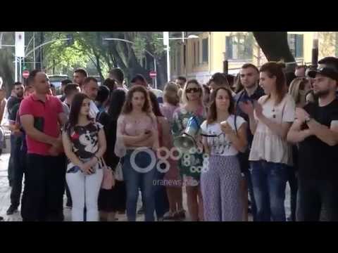 Ora News - Të rinjtë e opozitës ekspozitë para Ministrisë së Brendshme, kërkojnë dorëheqjen e Xhafaj