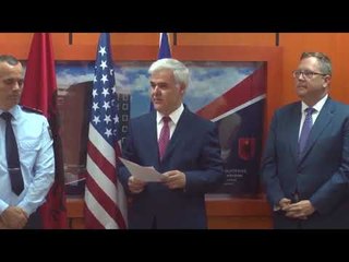 Download Video: Ministri Xhafaj dekoron oficerin amerikan: Kontribues në luftën kundër krimit