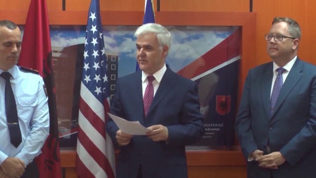 Ministri Xhafaj dekoron oficerin amerikan: Kontribues në luftën kundër krimit