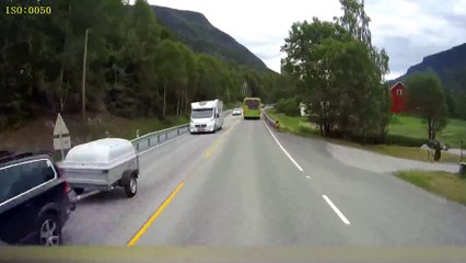 volvonun şaşırtan manevrası izleyenler şok oluyor çocuk ezilmekten zor kurtuldu.