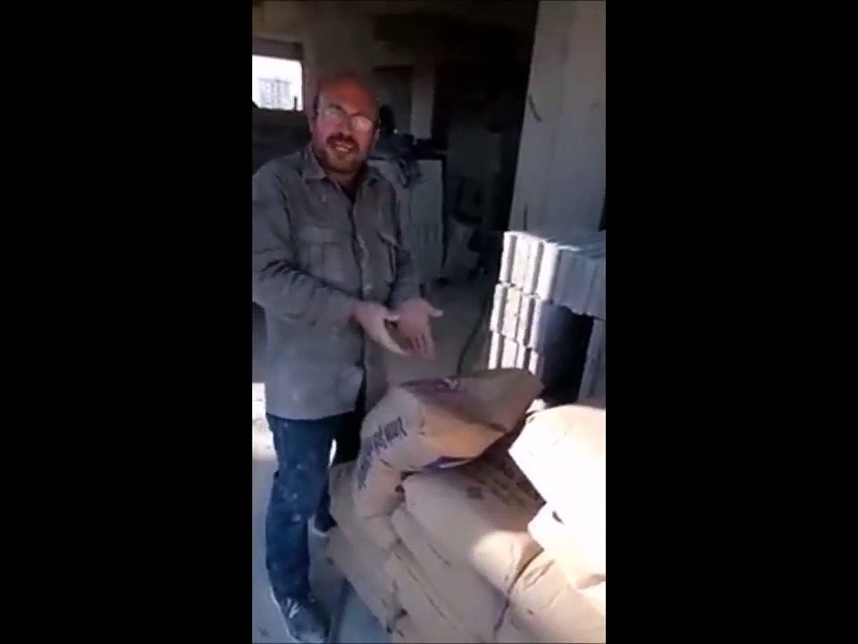 Çimento Torbasına İsyanını Medenice İfade Eden İşçi/Worker who Civilizes the Cement Bag Rebellion