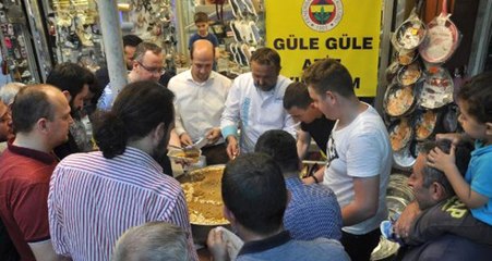 Fenerbahçeli Taraftar, Aziz Yıldırım'ın Seçimi Kaybetmesinin Ardından Helva Dağıttı