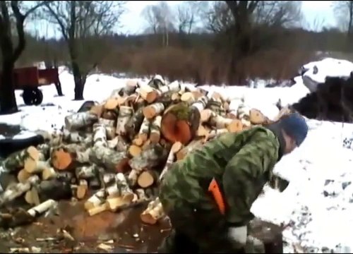 Быстрая колка дров с помощью покрышек