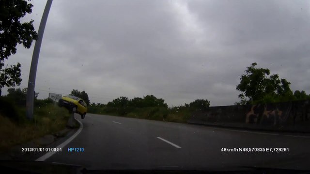 Une twingo part en aquaplaning et fini dans une position incroyable