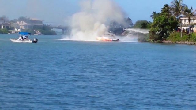 Quand un jet ski vient aider les pompiers à éteindre un feu de bateau