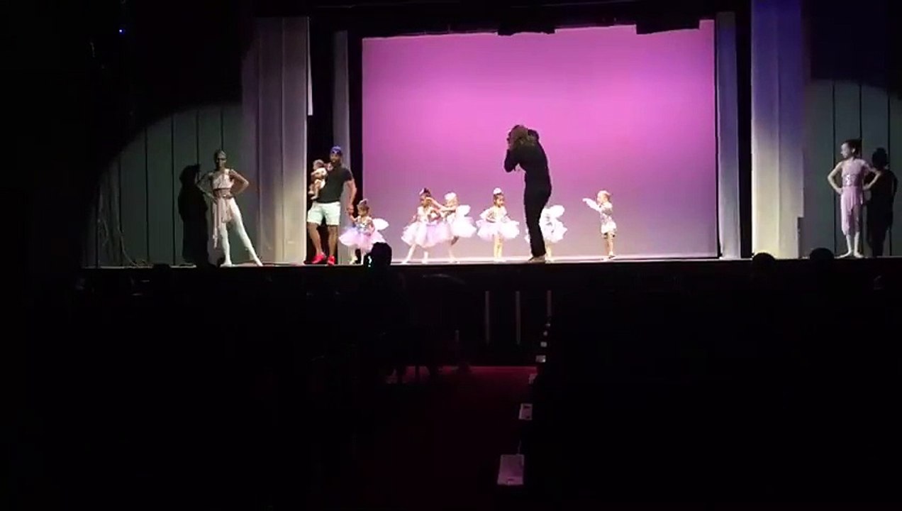 Un papa monte sur scène en plein spectacle de fin d'année, tellement drôle