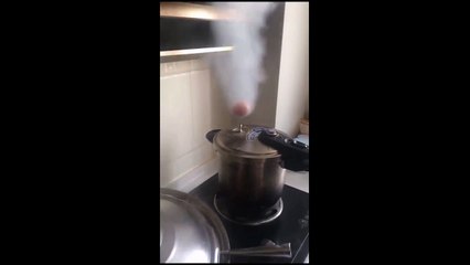 Regardez comment il fait cuire son oeuf à la vapeur