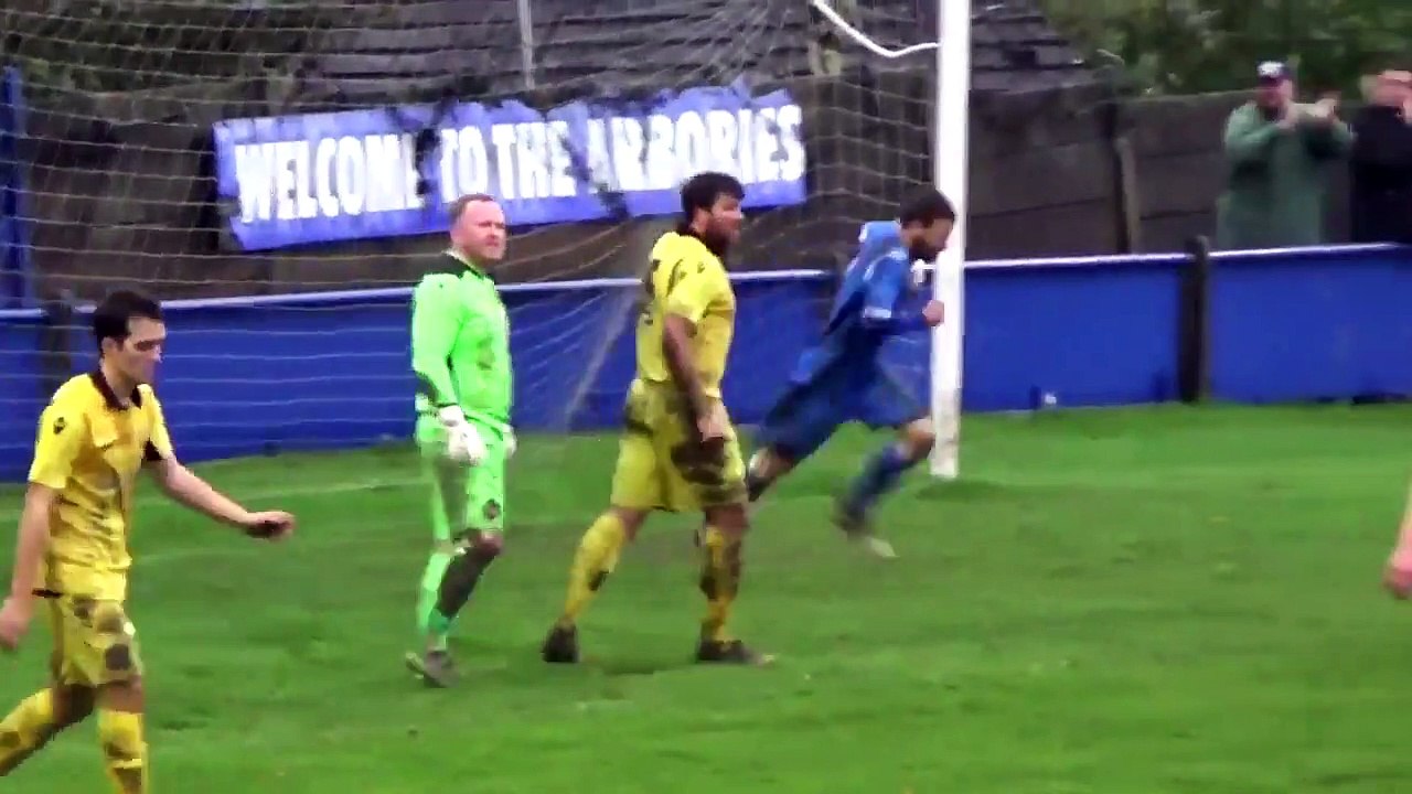 Une minute de jeu incroyable sur un match amateur anglais ! Intense