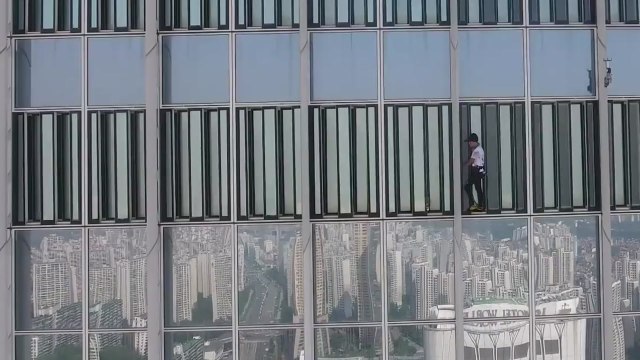 롯데타워 무단 등반... 남북화해 축하 위해 / YTN