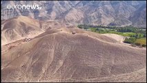 Perú descubre dibujos gigantes anteriores a las líneas de Nazca