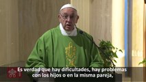 ¡EL AMOR ES POSIBLE! HA DICHO EL PAPA EN SANTA MARTA El amor es capaz de hacer vivir enamorados durante toda una vida: en la alegría y en el dolor, con el pro