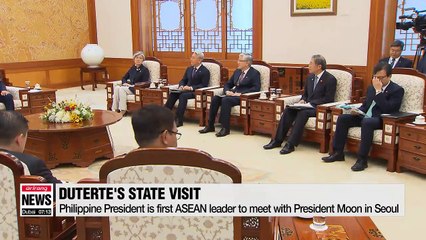 Descargar video: Presidents Moon and Duterte hold summit meeting at Blue House