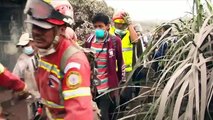 Socorristas lloran al encontrar niños y bebés calcinados por el Volcán de Fuego