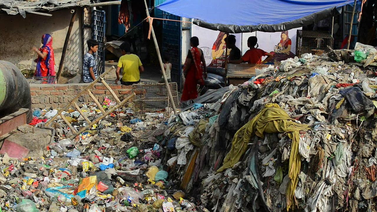 Neu Delhis Armenviertel versinken im Müll