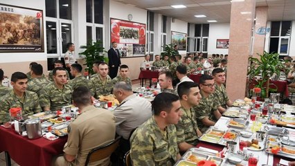 Hulusi Akar, Genelkurmay Başkanlığı'nda görev yapan askerlerle iftar yaptı