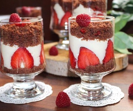 Nefis Oreolu Çilekli Kup Tarifi