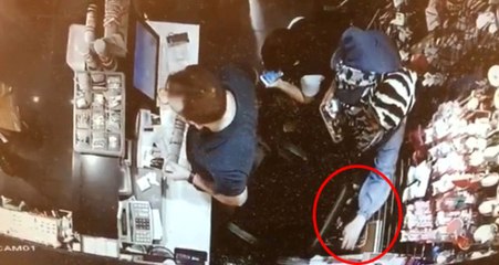 AVM'de Kadın Hırsızın Kaşla Göz Arasında Cep Telefonunu Çaldığı Anlar Kamerada!
