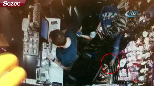 Kadın hırsız mağazada kasiyerin arkasında geçip telefonunu çaldı