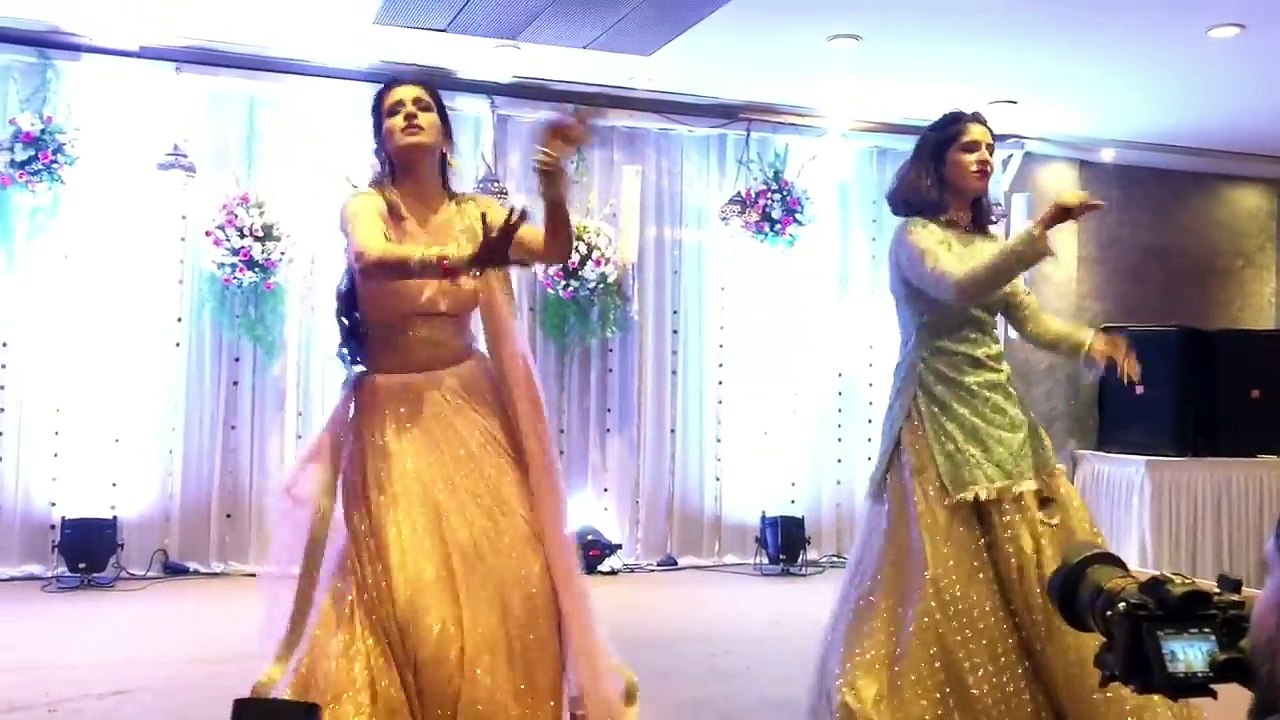 Bride And Her Sis - Rocking The Stage By Their Amazing Performance - Jaani Tera Naa - Kaun Nach di ...