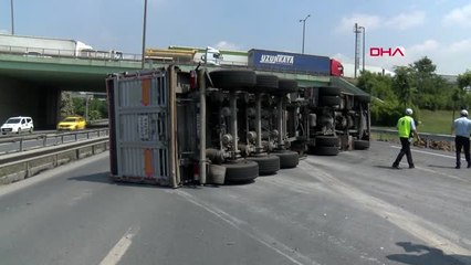 Başakşehir'de Kamyon Devrildi; 2 Şerit Trafiğe Kapandı