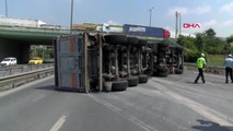 İstanbul- Basın Ekspres Yolu'nda Bakır Yüklü Kamyon Devrildi; 2 Şerit Trafiğe Kapandı