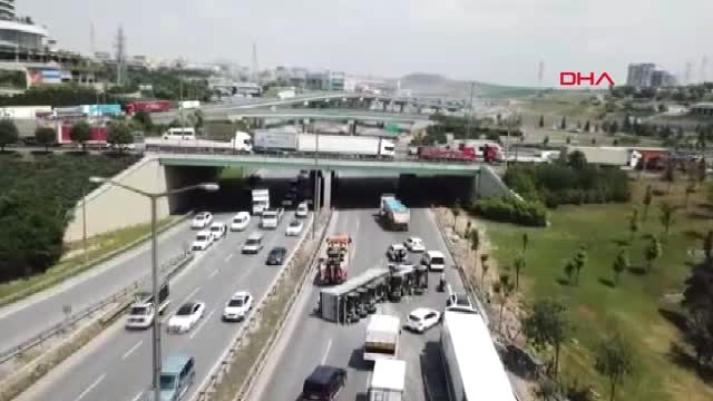 Basın Ekspres Yolu'nda Bakır Yüklü Kamyon Devrildi; 2 Şerit Trafiğe Kapandı