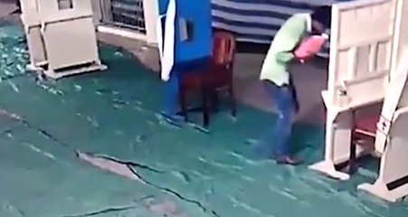 Yoksul Baba Üç Günlük Bebeğini Öperek Kilisenin Kapısına Bıraktı, O Anlar Kameralara Yakalandı