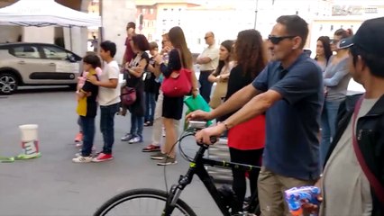 En gatumusikant gör ett fantastisk uppträdande med ovanliga föremål