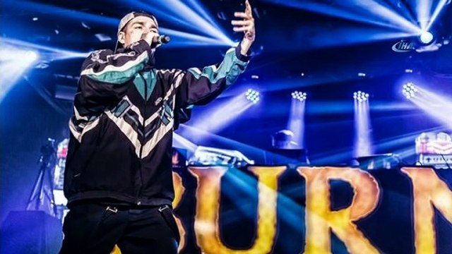 Şarkılarında uyuşturucu kullanımını özendirdiği iddiasıyla tutuklanan ‘Ezhel’ lakaplı Ömer Sercan İpekçioğlu hakkında “uyuşturucu veya uyarıcı madde kullanılmasını alenen özendirme” suçundan 10 yıla kadar hapis istemiyle dava açıldı.