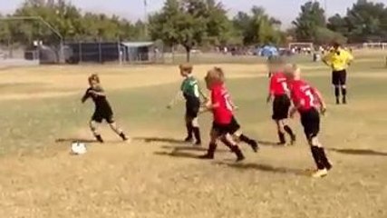 Un jeune footballeur élimine 3 adversaires