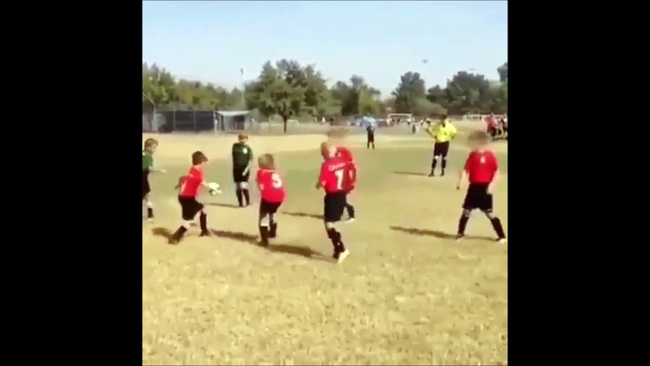 Un jeune footballeur élimine 3 adversaires d'une façon géniale et douloureuse