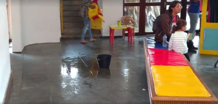 O Cuca se desmancha. O reitor culpa o corte de verbas