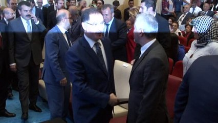 Başarılı öğrenciler ödüllerini medya temsilcilerinin elinden aldı