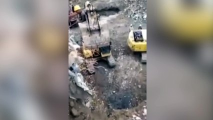 Obrero se mete dentro de la pala de una excavadora y pasa esto