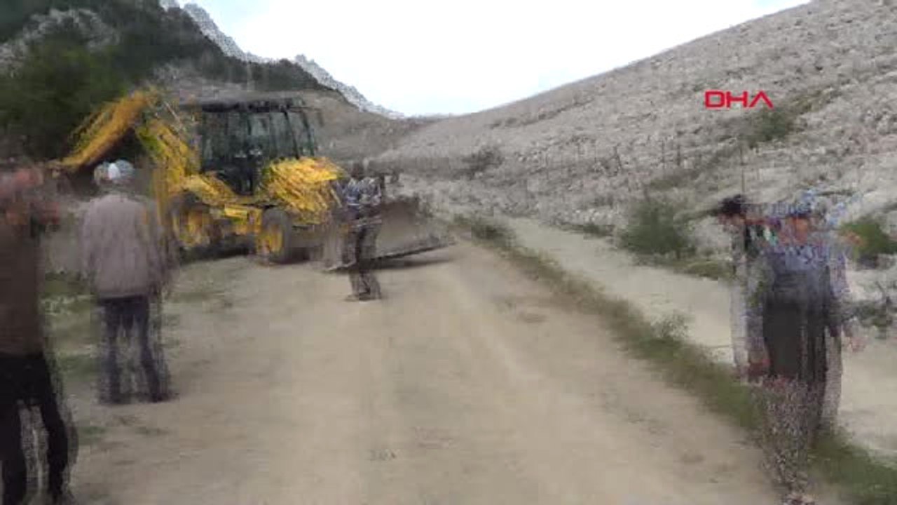 Kahramanmaraş İstimlak Parasını Almayınca Kepçeyle Baraj Yolunu Kapattılar