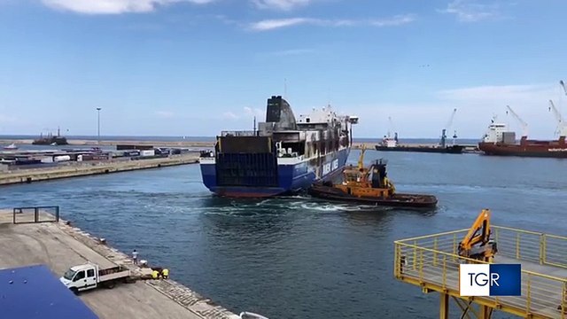 Bari: dopo tre anni spostato il relitto della Norman Atlantic restituito il porto alla città