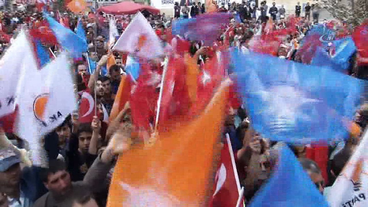 Başbakan Yıldırım: 'Önceliğimiz terörü bu topraklardan atmak, fabrikalar kurarak, gençlere iş olanağı sağlamak. Terörün olduğu yerde fabrika olmaz, önce bu terörü bu topraklardan silip atacağız'