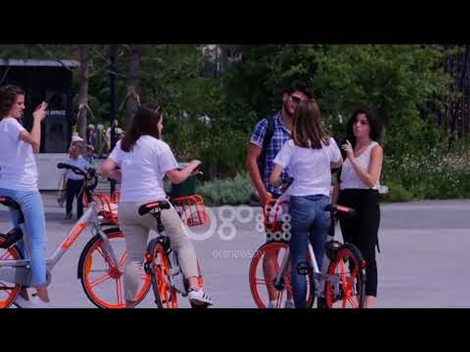 Ora News - Dita Botërore e Mjedisit, të rinjtë e Tiranës shpërndajnë llamba ekologjike dhe trasta