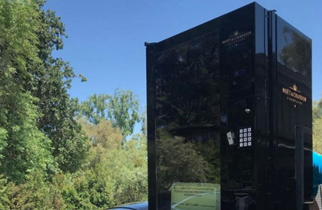 Chrissy Teigen verschenkt Champagner-Automaten