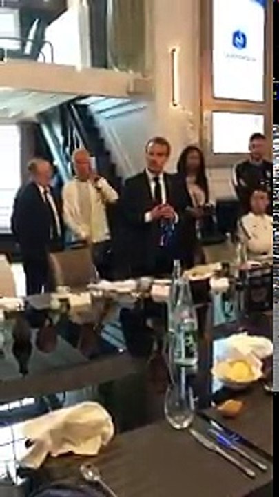 A l'approche du début de la Coupe du monde, Emmanuel Macron rencontre les Bleus - VIDEO