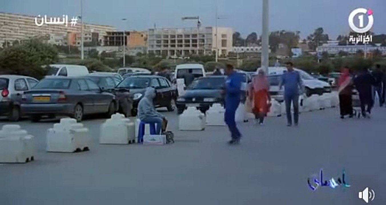 شاهد ردة فعل الجزائريين...عندما تطلب منهم فتاة مسح الحذاء بمقابل - الجزائري لا يمسح الأحذية