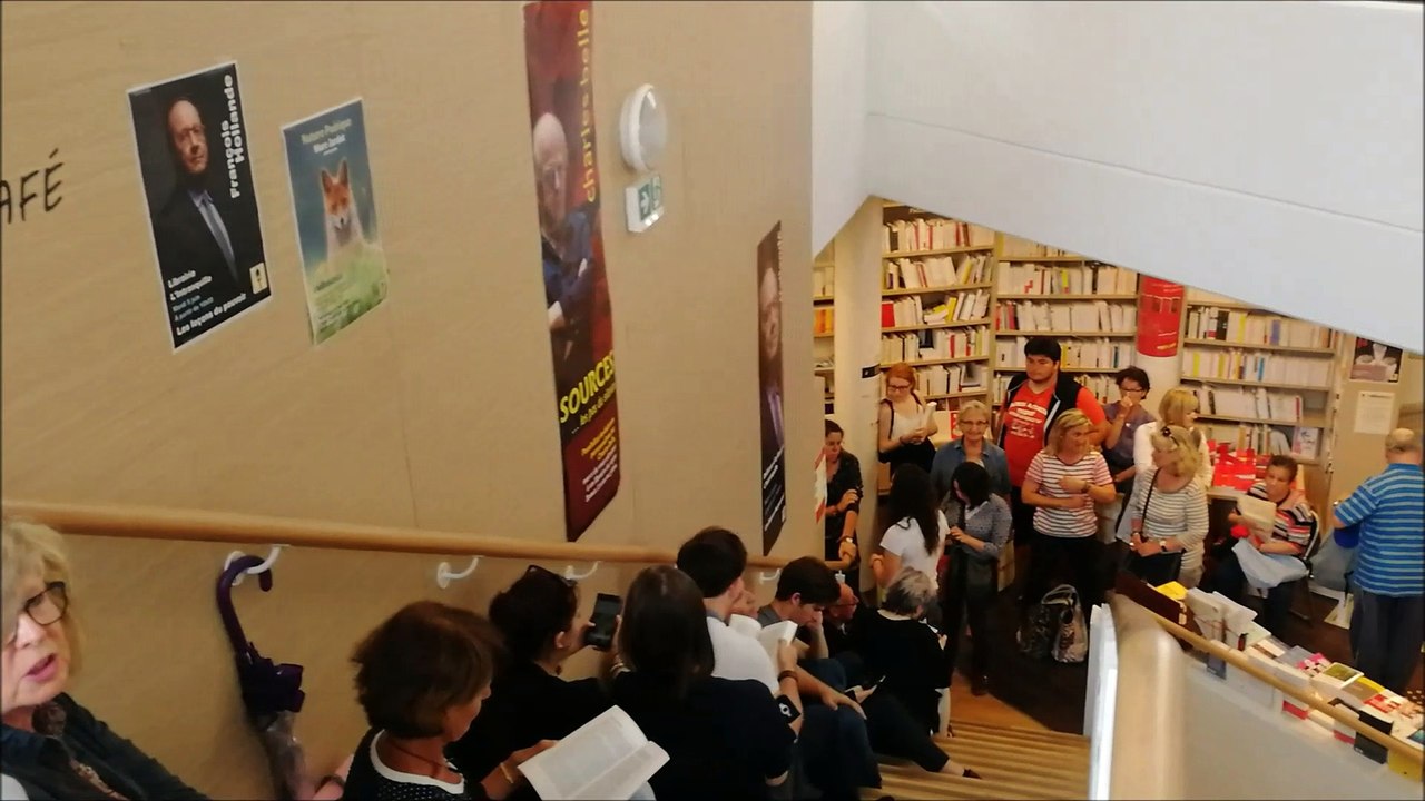 François Hollande en dédicace à la librairie l'Intranquille de Besançon