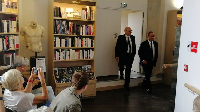 Plusieurs dizaines de personnes attendent de rencontrer l'ancien président de la République, François Hollande, à la librairie L'Intranquille de Besançon