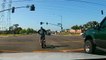 Un automobiliste a une grosse surprise en roulant sur une grande avenue en Californie