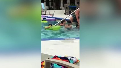 Une femme bien dégeu se rase dans la piscine de l'hôtel