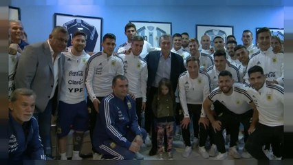 رئيس الأرجنتين يودع منتخب بلاده قبيل السفر لمونديال روسيا ويوجه رسالة إلى ميسى
