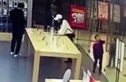 china: Apple Store Sliding Glass Door Fall on a 4 Year Old Boy