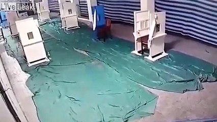 Instante en que un padre besa a su bebé de dos días y lo abandona en una iglesia